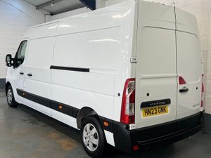 2023 Renault Master Medium Roof Panel Van - Image 3