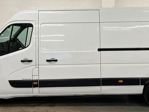 2023 Renault Master Medium Roof Panel Van - Image 4