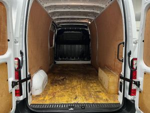 2023 Renault Master Medium Roof Panel Van - Image 3