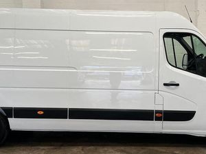 2023 Renault Master Medium Roof Panel Van - Image 2