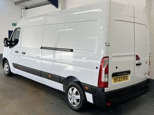2023 Renault Master Medium Roof Panel Van - Image 4