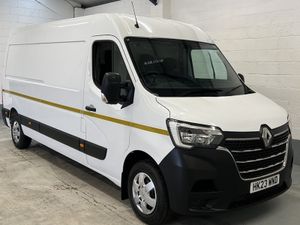 2023 Renault Master Medium Roof Panel Van - Image 2