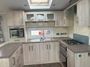 RESI SPEC AND ABSOLUTELY BEAUTIFUL THROUGHOUT - Image 4