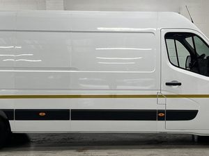 2023 Renault Master Medium Roof Panel Van - Image 3