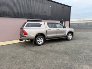 Toyota Hilux DOUBLE CAB SR5 4DR CREWCAB - Image 4