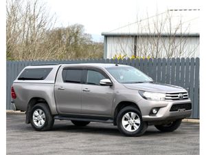 Toyota Hilux DOUBLE CAB SR5 4DR CREWCAB - Image 2