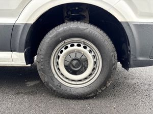 Volkswagen Crafter Highline 30 MWB 140BHP 6spd Man - Image 4