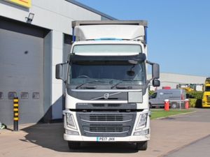 2017 VOLVO FM370 GLOBE-TROTTER 6X2 CURTAINSIDER - Image 2