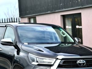 Toyota Hilux INVINCIBLE D-4D 4WD LOW MILES - Image 2