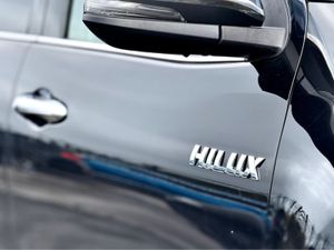 Toyota Hilux INVINCIBLE D-4D 4WD LOW MILES - Image 3