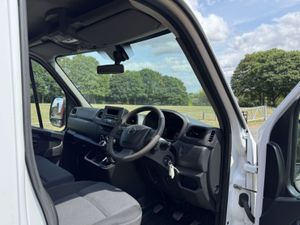 2021 Nissan Nv400 Curtain Sider Van - Image 4