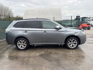 151 Mitsubishi Outlander Hybrid  4x4 - Image 2