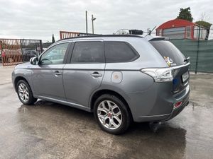 151 Mitsubishi Outlander Hybrid  4x4 - Image 4