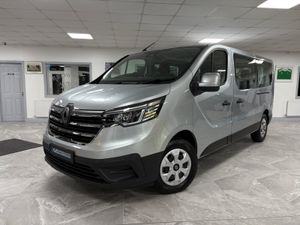 225 (252) Renault Traffic LWB Minibus 9 Seater - Image 2