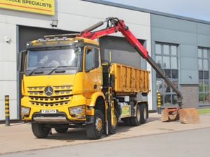 2016 MERCEDES AROCS 3240 8X4 HOOKLOADER WITH CRANE - Image 3