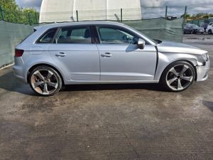 2015 Audi A3  Sportback TDI Very Light Damage - Image 4
