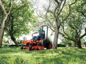 Kubota Z122R Zero Turn Lawnmower - Image 2