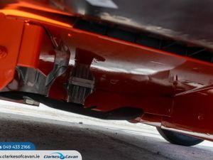 Kubota Z1-421 Zero Turn Lawnmower - Image 4
