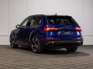 232 Audi Q7 55TFSIe S-Line Black Edition 5 Seat N1 - Image 4