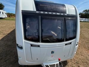 Coachman vision plus rear island bed - Image 3