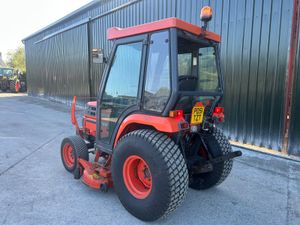 Kubota ST30 Compact Tractor with Deck - Image 4