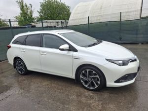 152 Toyota Auris  Hybrid  Automatic - Image 2