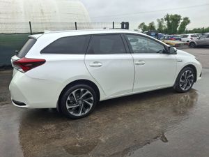 152 Toyota Auris  Hybrid  Automatic - Image 3