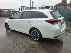 152 Toyota Auris  Hybrid  Automatic - Image 4