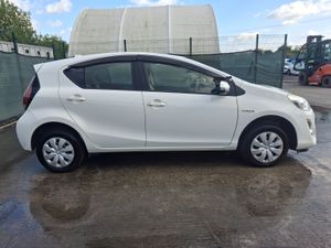 162 Toyota Aqua 1.5 Petrol  Hybrid  Automatic - Image 4