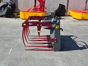 4'6", 5ft, 6ft tine grabs - Image 4