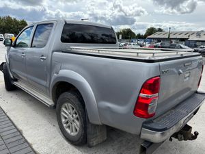 16 Hilux 3.0 SR5 Manual DOE 6/27 Drives 217km - Image 4
