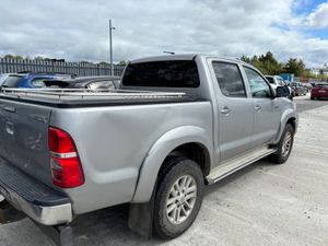 16 Hilux 3.0 SR5 Manual DOE 6/27 Drives 217km - Image 3