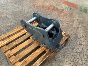 Hydraulic Quick hitch....70mm pins.......5789. - Image 4