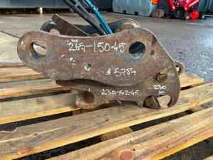 Kubota hydraulic quick hitch.....45mm pins ...5784 - Image 2