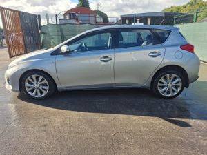 132 Toyota Auris  Hybrid    Automatic - Image 2