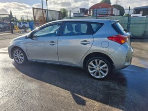 132 Toyota Auris  Hybrid    Automatic - Image 4