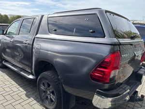 23 Hilux 2.8 SR5 Auto 68km Chassis safe Starting - Image 4