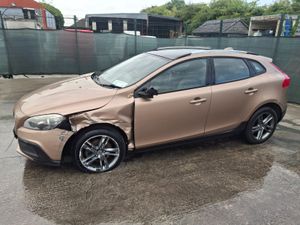2014 Volvo V40  Cross country    Automatic - Image 3