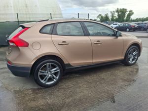 2014 Volvo V40  Cross country    Automatic - Image 4