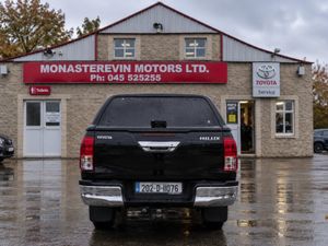 Toyota Hilux DOUBLE CAB SR5 AUTO 4DR - Image 4
