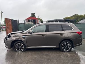 172 Mitsubishi Outlander 4WD  Hybrid Full Leather - Image 4