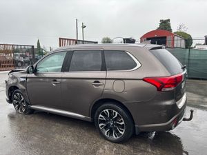 172 Mitsubishi Outlander 4WD  Hybrid Full Leather - Image 4