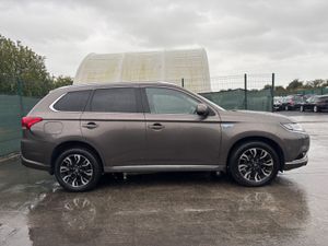 172 Mitsubishi Outlander 4WD  Hybrid Full Leather - Image 2