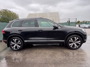 181 VW Touareg V6 TDI  Automatic  Crew Cab - Image 2