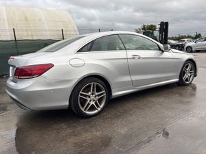 132 Mercedes E-Class  Coupe  E220  Amg Sport Autom - Image 3