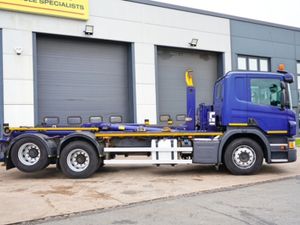 2017 SCANIA P320 6X2 HOOK LOADER - Image 4