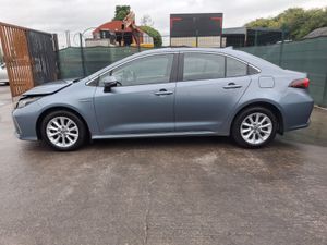 2019 Toyota Corolla  Luna sal Hybrid  Automatic - Image 3