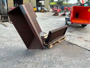 Side tipping skid steer front Bucket... tarmac.... - Image 4