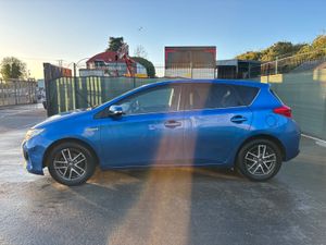 2015 Toyota Auris Hybrid very light damage - Image 3