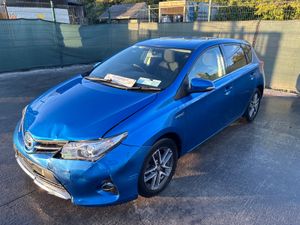 2015 Toyota Auris Hybrid very light damage - Image 2